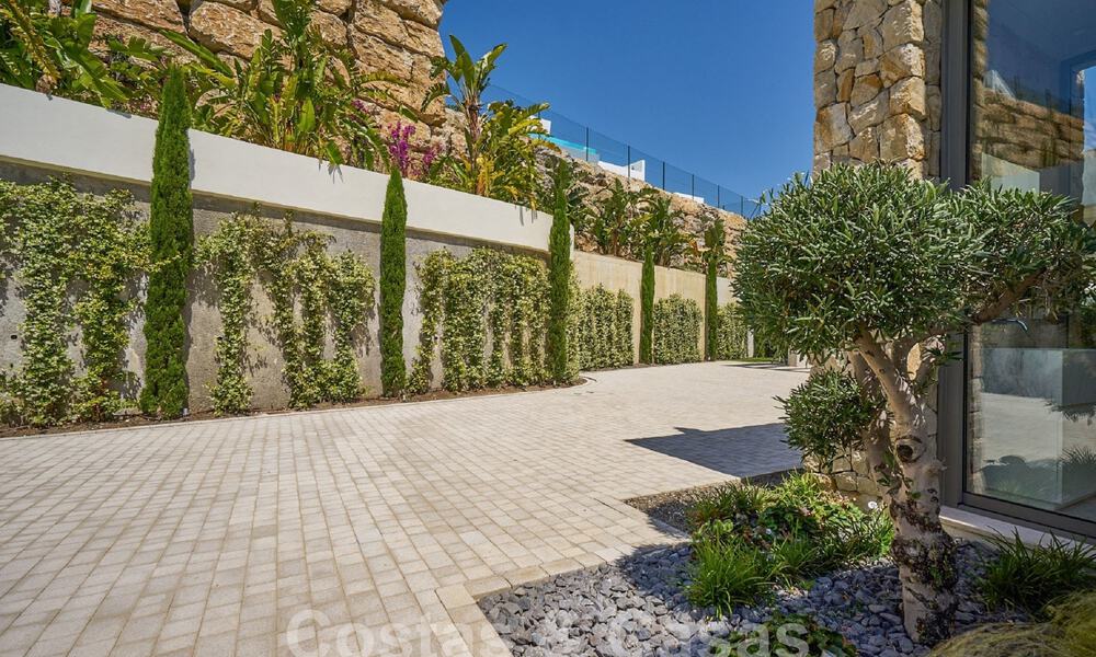 Villa de lujo en venta en primera línea de golf y vistas al mar, moderna y contemporánea, lista para entrar a vivir – Benahavis – Marbella 58536