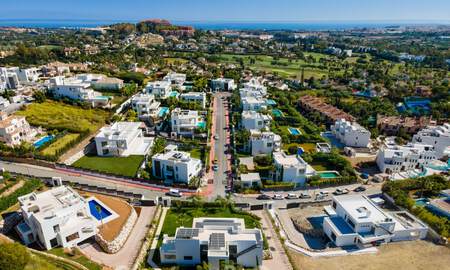 Nuevas villas contemporáneas con vistas al golf y al mar en venta en Nueva Andalucía, Marbella 28968