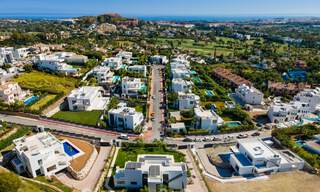 Nuevas villas contemporáneas con vistas al golf y al mar en venta en Nueva Andalucía, Marbella 28968 