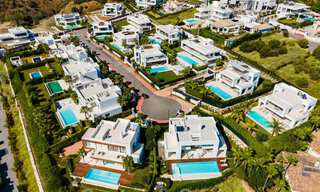 Nuevas villas contemporáneas con vistas al golf y al mar en venta en Nueva Andalucía, Marbella 28994 