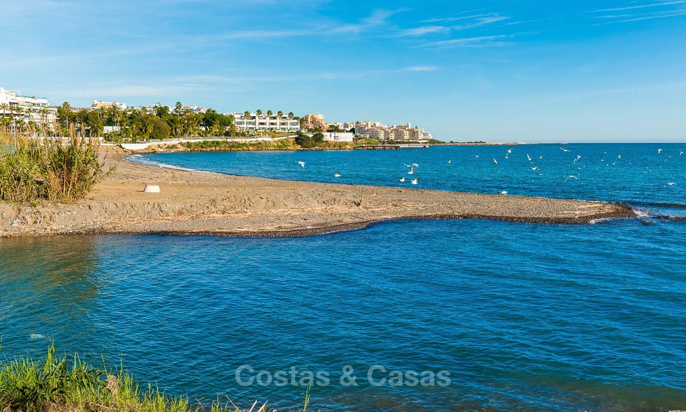 Reventas! y exclusivos chalets adosados con vistas al mar, situados en primera línea de playa, a pocos minutos del centro de Estepona 7997