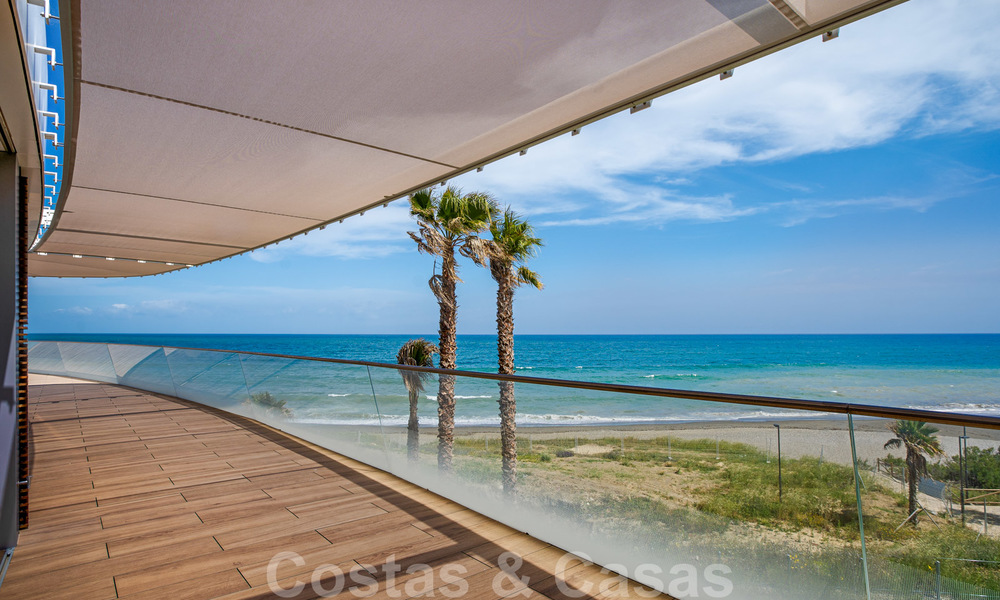 Promoción espectacular de apartamentos modernos en primera línea de playa en venta en Estepona, Costa del Sol. Listo para mudarse. 27756