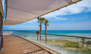 Promoción espectacular de apartamentos modernos en primera línea de playa en venta en Estepona, Costa del Sol. Listo para mudarse. 27756 