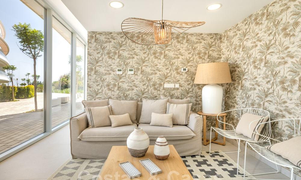 Promoción espectacular de apartamentos modernos en primera línea de playa en venta en Estepona, Costa del Sol. Listo para mudarse. 27760