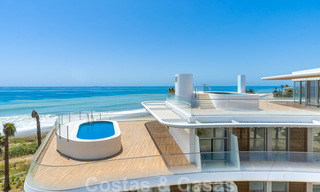 Promoción espectacular de apartamentos modernos en primera línea de playa en venta en Estepona, Costa del Sol. Listo para mudarse. 27762 