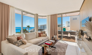 Promoción espectacular de apartamentos modernos en primera línea de playa en venta en Estepona, Costa del Sol. Listo para mudarse. 27814 