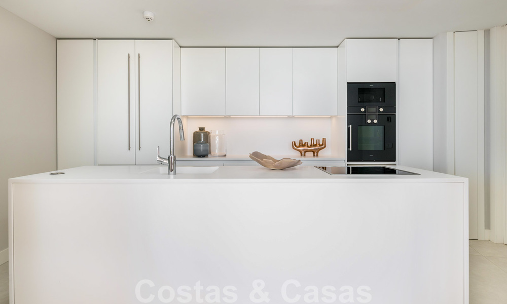 Promoción espectacular de apartamentos modernos en primera línea de playa en venta en Estepona, Costa del Sol. Listo para mudarse. 27815