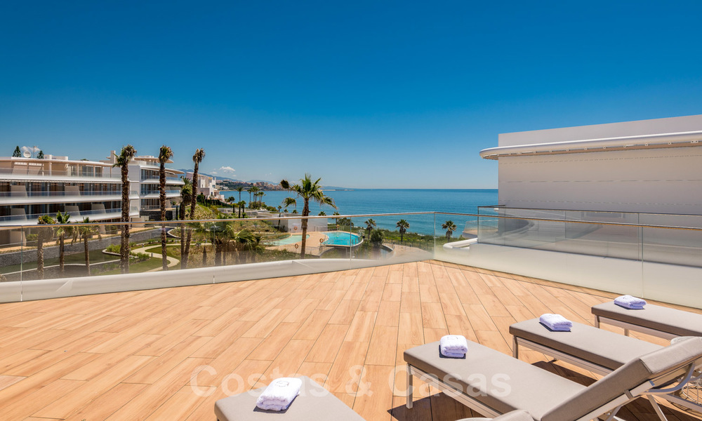 Promoción espectacular de apartamentos modernos en primera línea de playa en venta en Estepona, Costa del Sol. Listo para mudarse. 27816