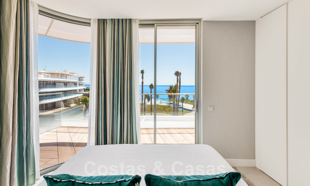 Promoción espectacular de apartamentos modernos en primera línea de playa en venta en Estepona, Costa del Sol. Listo para mudarse. 27820
