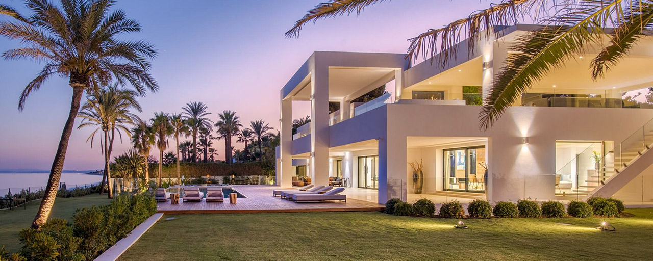 Moderna y exclusiva villa en primera línea de playa en venta, con vistas panorámicas al mar, en la Nueva Milla de Oro, entre Marbella y Estepona. ¡De vuelta al mercado!
