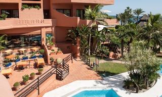 En venta en Hotel Kempinski, Marbella - Estepona: Apartamento reformado de estilo moderno 320 