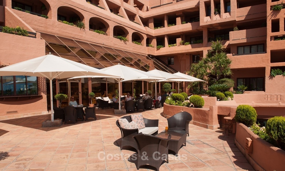 En venta en Hotel Kempinski, Marbella - Estepona: Apartamento reformado de estilo moderno 323