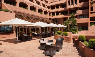 En venta en Hotel Kempinski, Marbella - Estepona: Apartamento reformado de estilo moderno 323 