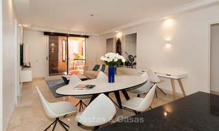 En venta en Hotel Kempinski, Marbella - Estepona: Apartamento reformado de estilo moderno 334 