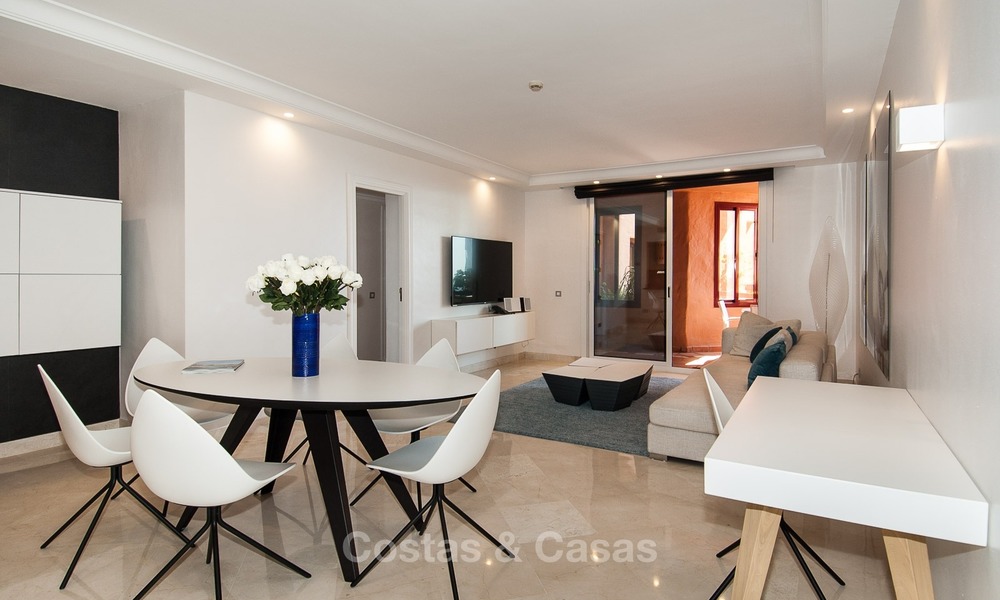 En venta en Hotel Kempinski, Marbella - Estepona: Apartamento reformado de estilo moderno 335