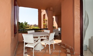 En venta en Hotel Kempinski, Marbella - Estepona: Apartamento reformado de estilo moderno 339 