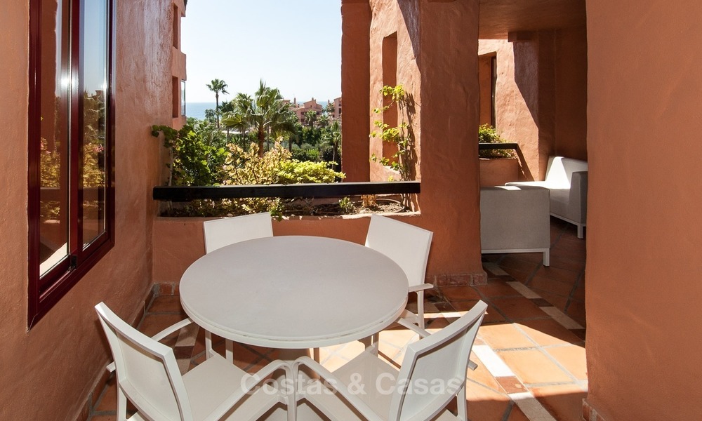En venta en Hotel Kempinski, Marbella - Estepona: Apartamento reformado de estilo moderno 341