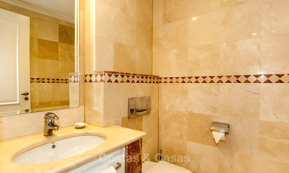 En venta en Hotel Kempinski, Marbella - Estepona: Apartamento reformado de estilo moderno 343