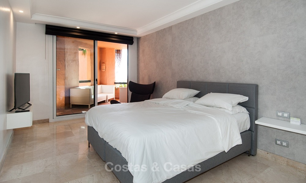 En venta en Hotel Kempinski, Marbella - Estepona: Apartamento reformado de estilo moderno 344