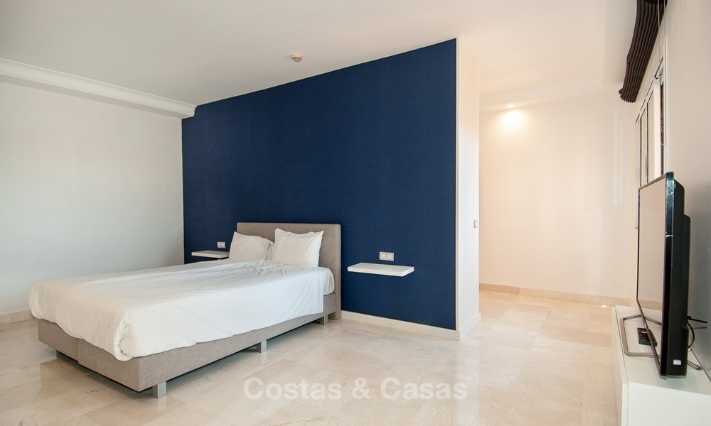 En venta en Hotel Kempinski, Marbella - Estepona: Apartamento reformado de estilo moderno 347