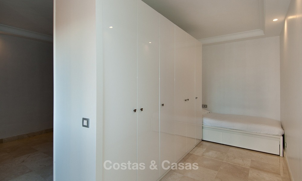 En venta en Hotel Kempinski, Marbella - Estepona: Apartamento reformado de estilo moderno 348