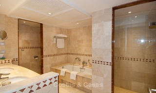 En venta en Hotel Kempinski, Marbella - Estepona: Apartamento reformado de estilo moderno 349 