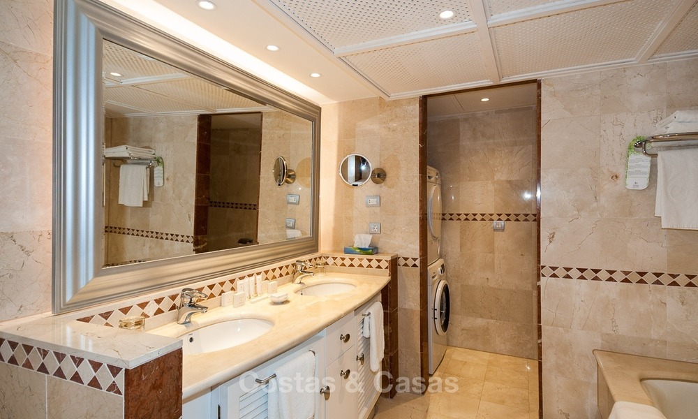 En venta en Hotel Kempinski, Marbella - Estepona: Apartamento reformado de estilo moderno 350