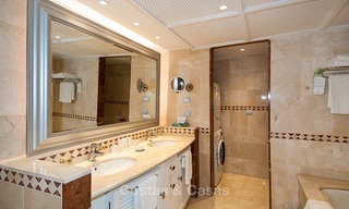 En venta en Hotel Kempinski, Marbella - Estepona: Apartamento reformado de estilo moderno 350 