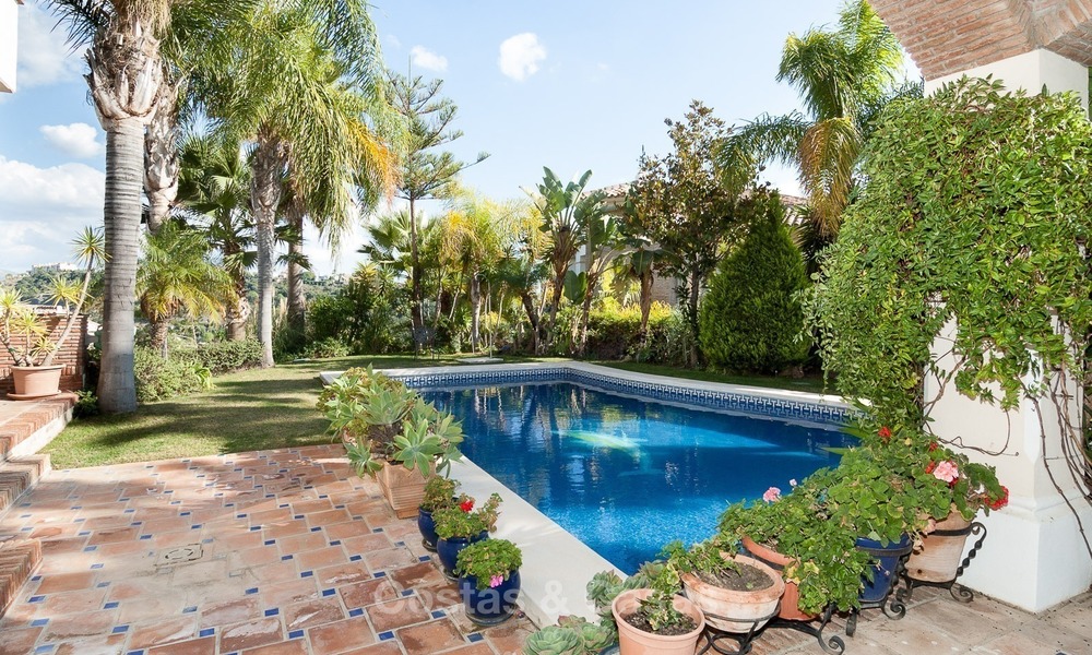 Villa Elegante en venta en primera línea de golf con orientación sur, situada en Benahavis - Marbella con vistas al mar 614