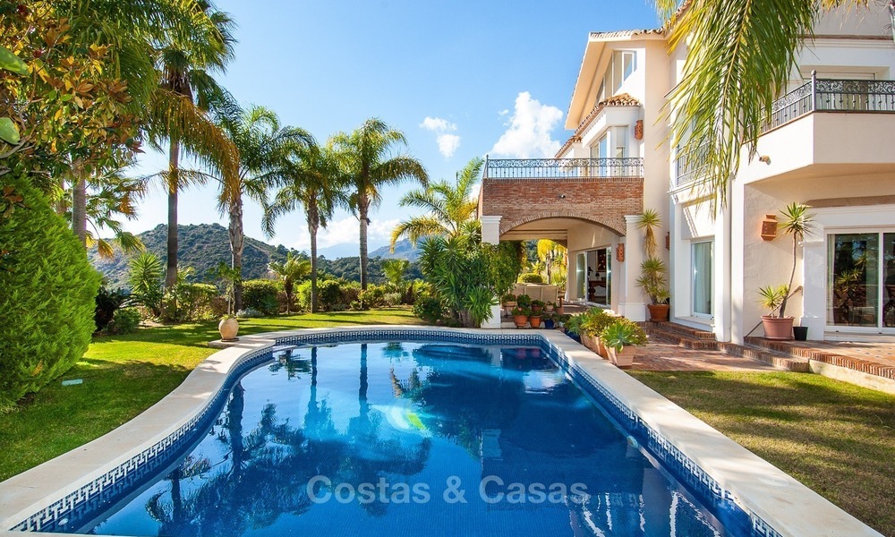 Villa Elegante en venta en primera línea de golf con orientación sur, situada en Benahavis - Marbella con vistas al mar 616