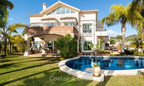Villa Elegante en venta en primera línea de golf con orientación sur, situada en Benahavis - Marbella con vistas al mar 617