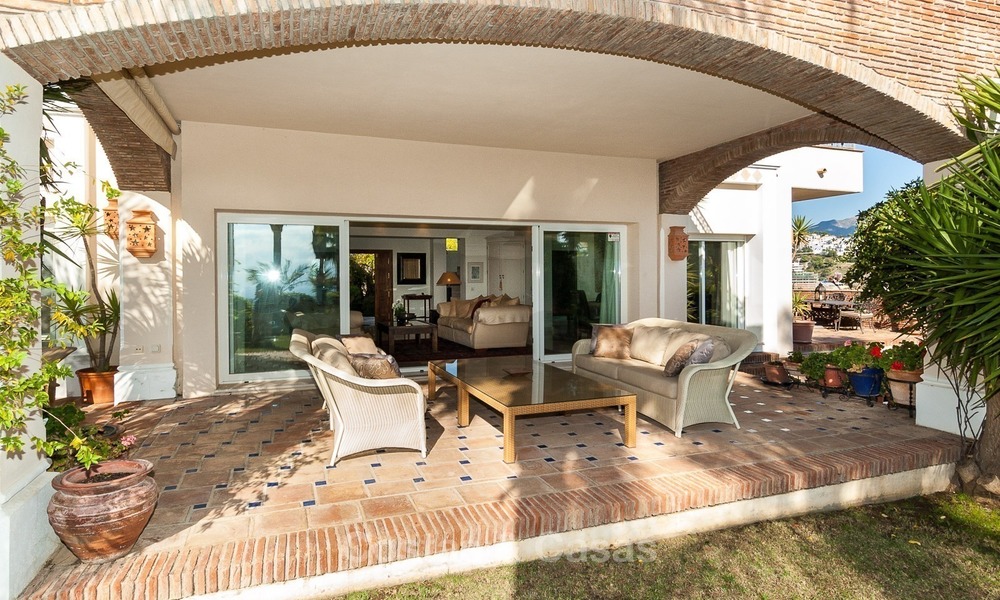 Villa Elegante en venta en primera línea de golf con orientación sur, situada en Benahavis - Marbella con vistas al mar 619