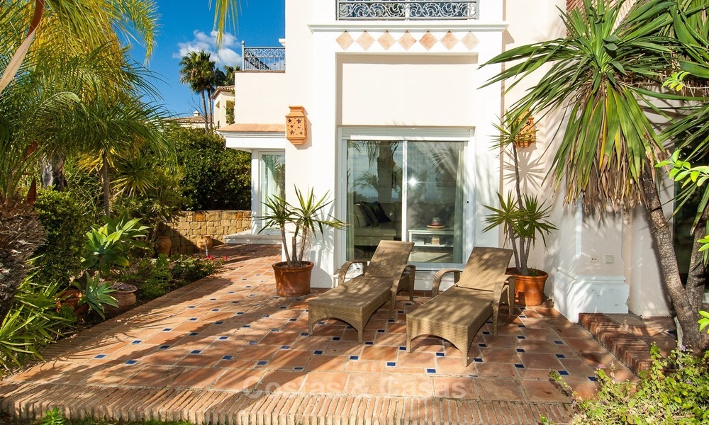 Villa Elegante en venta en primera línea de golf con orientación sur, situada en Benahavis - Marbella con vistas al mar 620