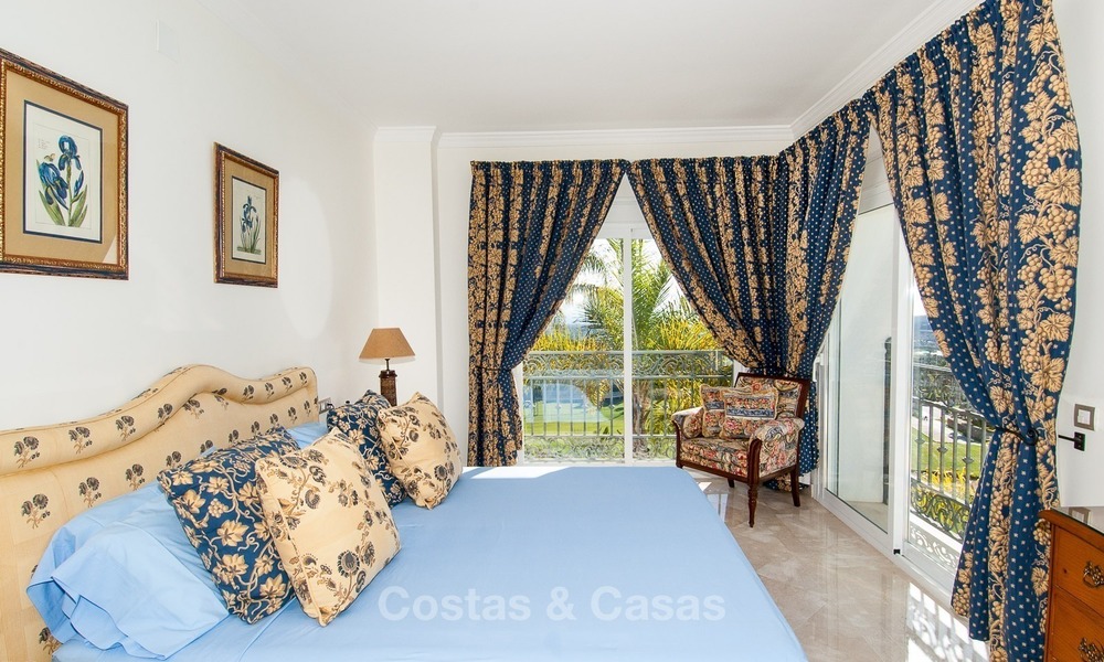Villa Elegante en venta en primera línea de golf con orientación sur, situada en Benahavis - Marbella con vistas al mar 628