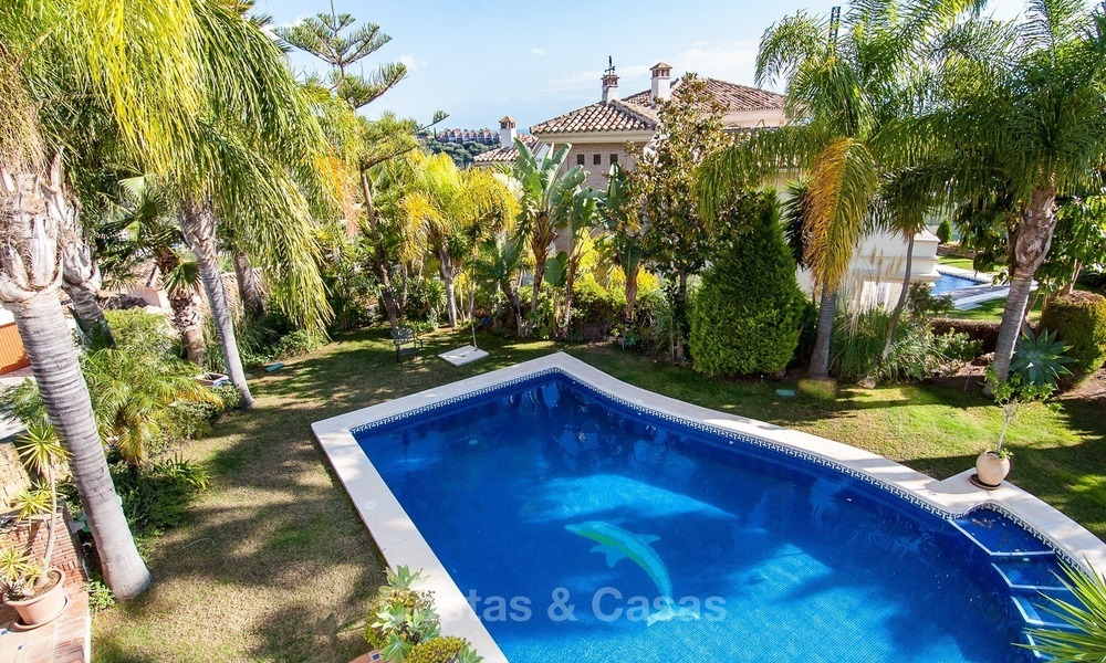 Villa Elegante en venta en primera línea de golf con orientación sur, situada en Benahavis - Marbella con vistas al mar 634