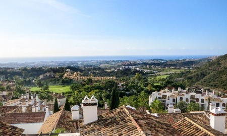 Villa en venta, con orientación sur y vistas panorámicas al mar y al campo de golf en Marbella - Benahavis 955