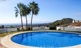 Villa en venta, con orientación sur y vistas panorámicas al mar y al campo de golf en Marbella - Benahavis 957 