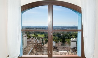 Villa en venta, con orientación sur y vistas panorámicas al mar y al campo de golf en Marbella - Benahavis 967 