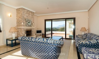 Villa en venta, con orientación sur y vistas panorámicas al mar y al campo de golf en Marbella - Benahavis 968 