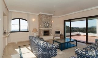 Villa en venta, con orientación sur y vistas panorámicas al mar y al campo de golf en Marbella - Benahavis 969 