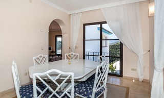 Villa en venta, con orientación sur y vistas panorámicas al mar y al campo de golf en Marbella - Benahavis 971 
