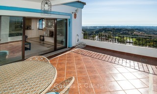 Villa en venta, con orientación sur y vistas panorámicas al mar y al campo de golf en Marbella - Benahavis 974 