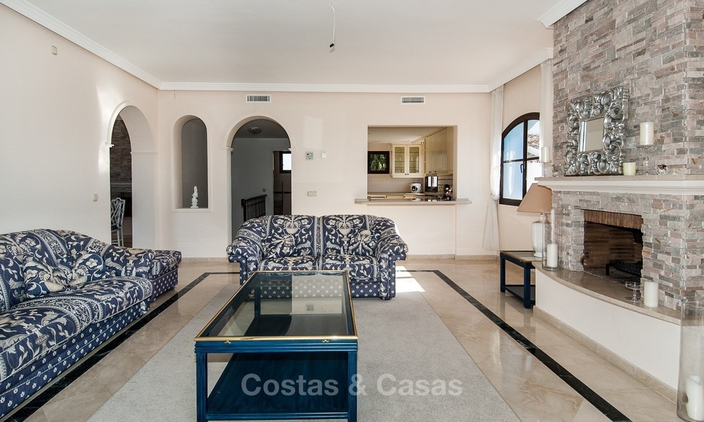 Villa en venta, con orientación sur y vistas panorámicas al mar y al campo de golf en Marbella - Benahavis 975