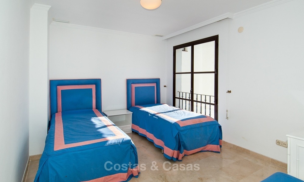 Villa en venta, con orientación sur y vistas panorámicas al mar y al campo de golf en Marbella - Benahavis 977