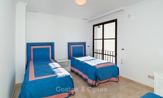 Villa en venta, con orientación sur y vistas panorámicas al mar y al campo de golf en Marbella - Benahavis 977 