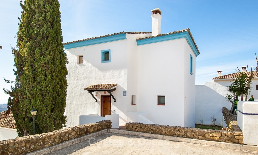 Villa en venta, con orientación sur y vistas panorámicas al mar y al campo de golf en Marbella - Benahavis 986