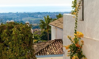 Villa en venta, con orientación sur y vistas panorámicas al mar y al campo de golf en Marbella - Benahavis 988 