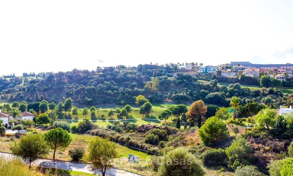 Lujosa villa moderna con vistas al mar y al golf en venta en Benahavis, Marbella 1123