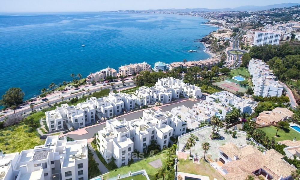 Apartamentos modernos en venta con vistas al mar, situados a 100 metros de la playa de Benalmádena, Costa del Sol 1282
