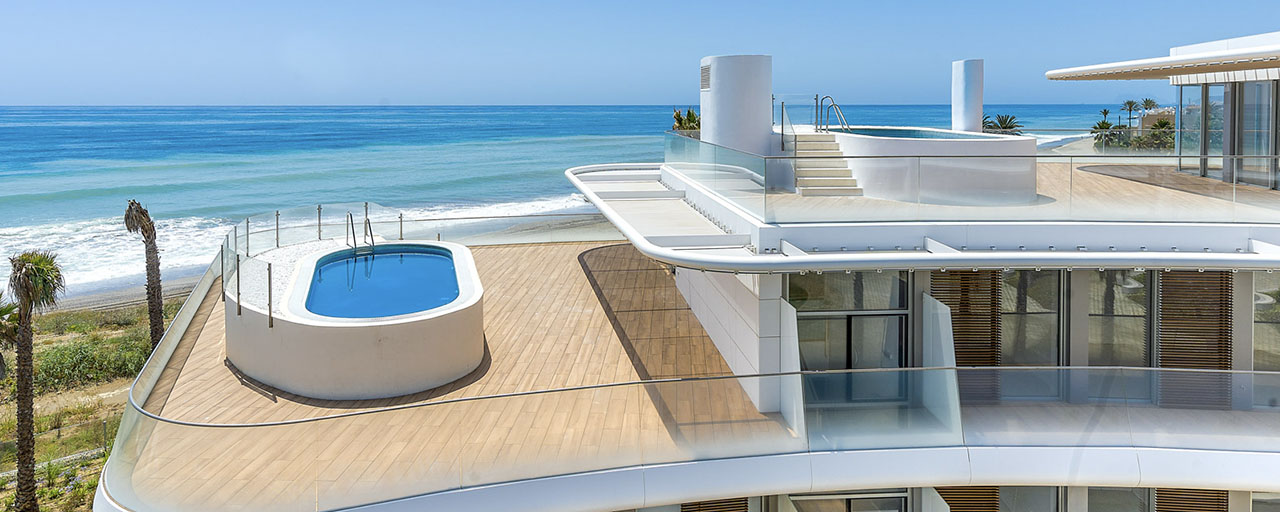 Promoción espectacular de áticos modernos en primera línea de playa en venta en Estepona, Costa del Sol. Listo para mudarse. ¡Promoción!
